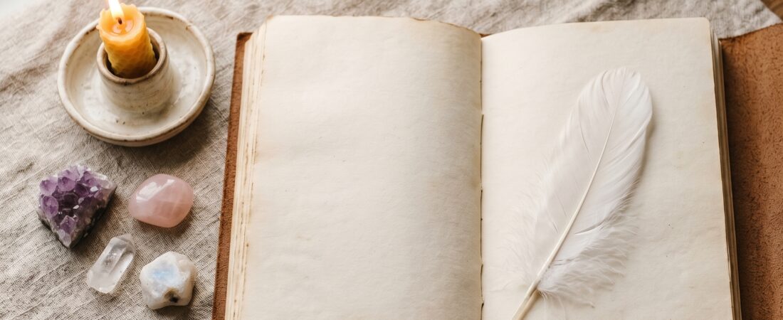 Open journal met kaars en veer — rustig rekenen aan je getallen